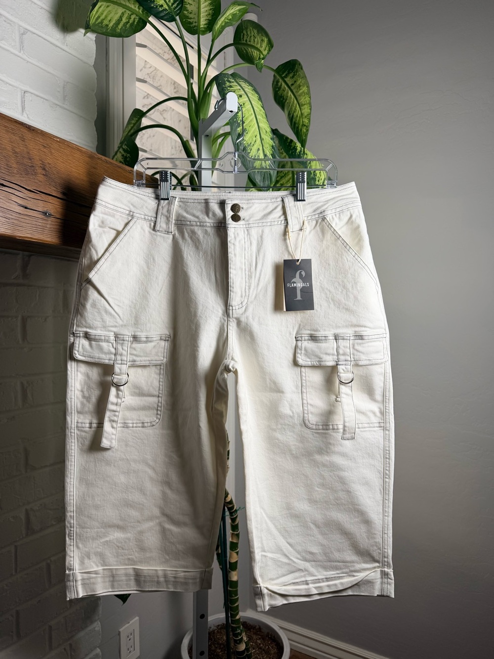 Flamingals Solid Flap Pocket Roll Hem Mid Rise Straight Leg Capri Shorts - Picture 8 of 10